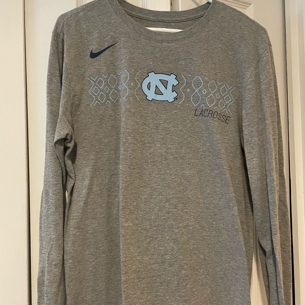 Mens size medium Nike North Carolina Lacrosse shirt